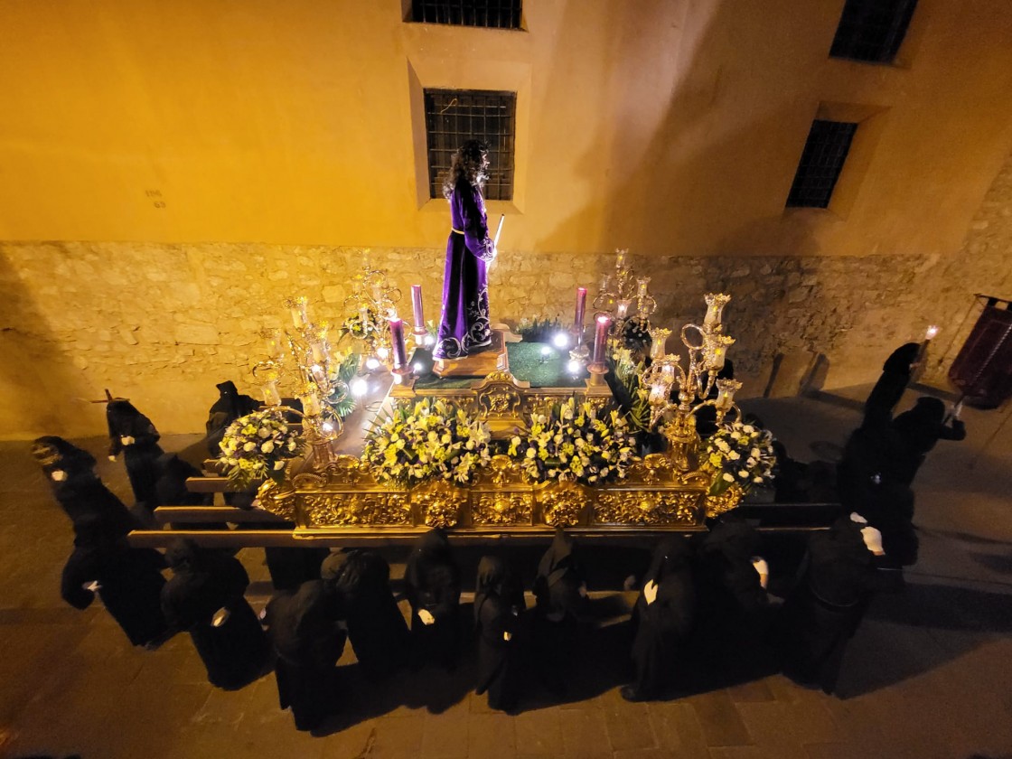 La procesión general del Jueves Santo de Teruel recupera la calle con experiencia y savia nueva