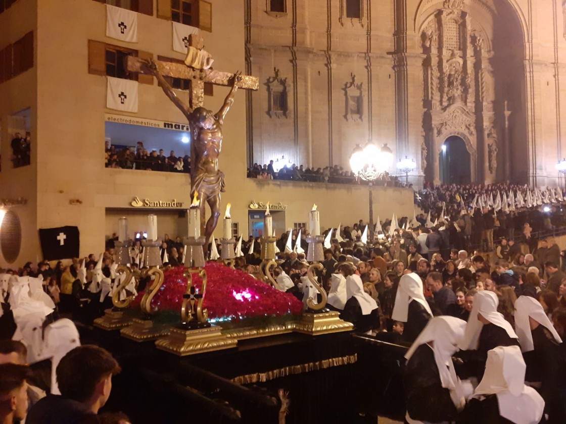 Un Jueves Santo de Silencio estremece Alcañiz entre claveles, tomillo y 500 velas