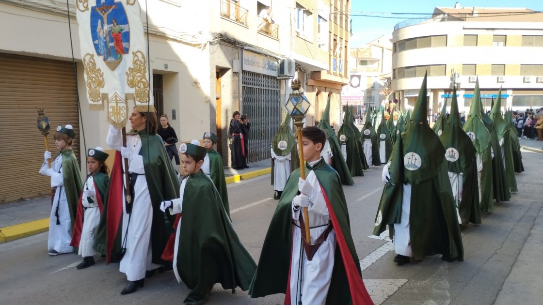 El Santo Entierro, la procesión más larga e importante, llena las calles de Andorra