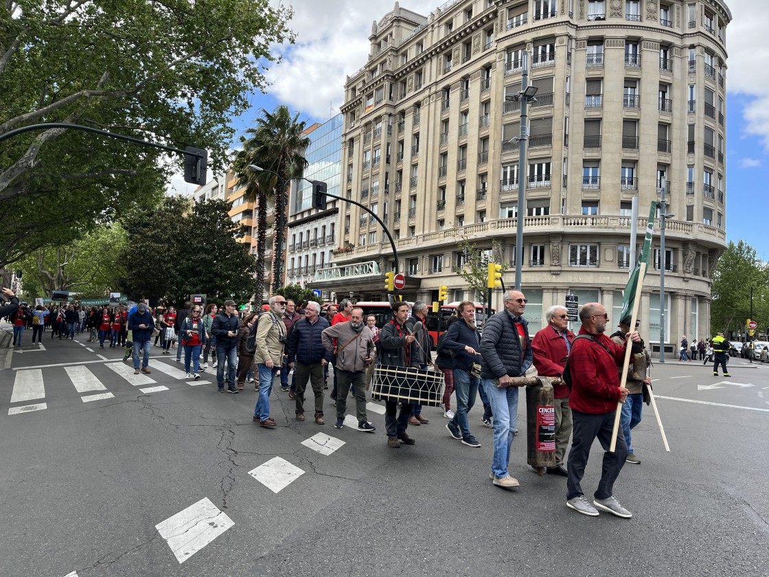 Cencerros, dulzainas y tambores ensordecen la capital aragonesa contra las talas masivas en los Montes Universales