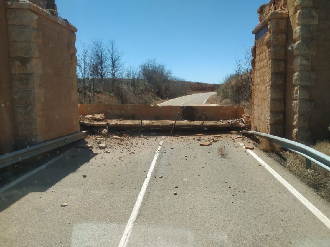 La carretera A-1510, cortada tras derribar un camión uno de los puentes que la cruza