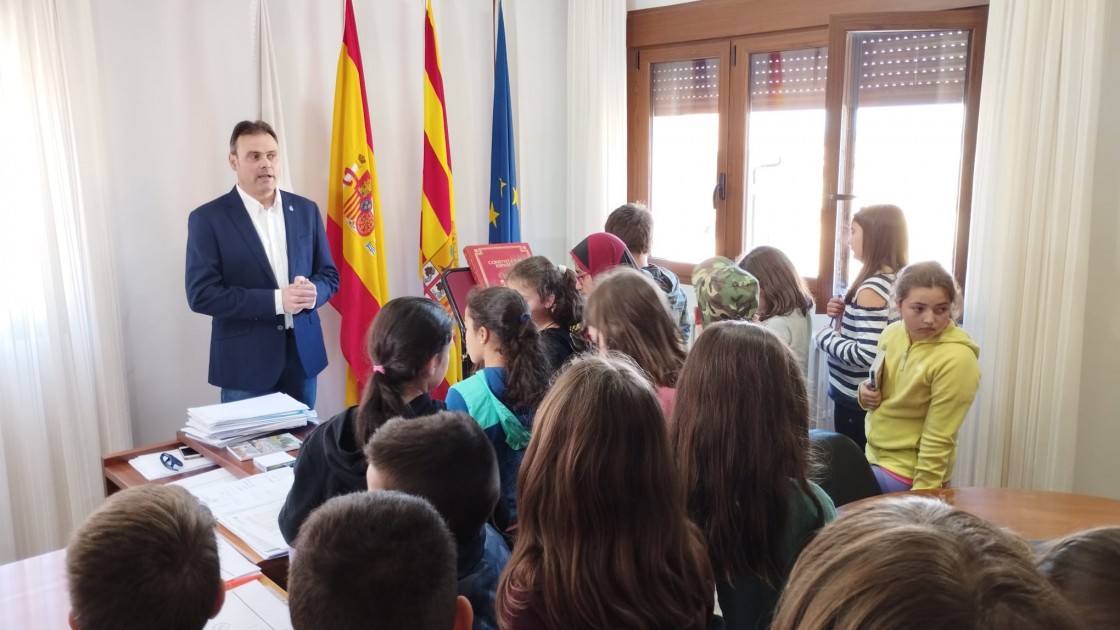 Escolares de Andorra visitan el Ayuntamiento para conocer cómo funciona una administración municipal