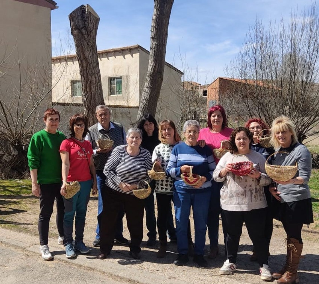La Comarca Comunidad de Teruel recupera la tradición de la cestería mediante talleres