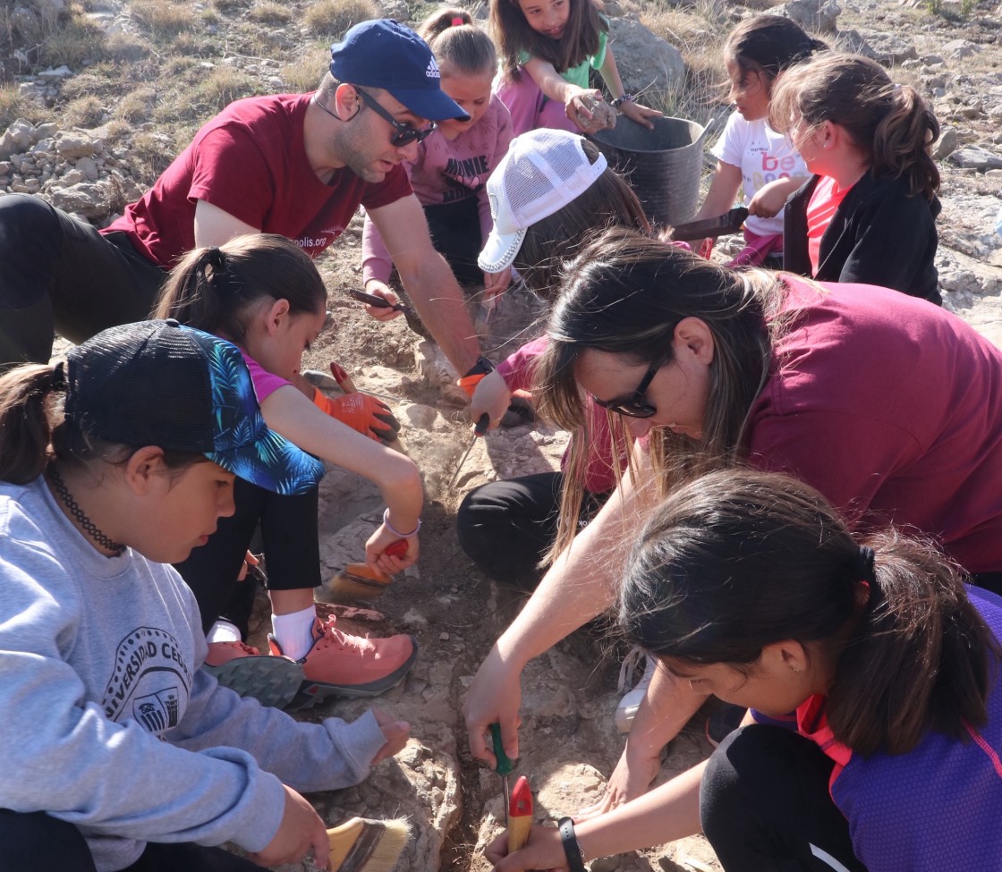 Los escolares acondicionan unas icnitas en Cedrillas con la Fundación Dinópolis para hacerlas visitables