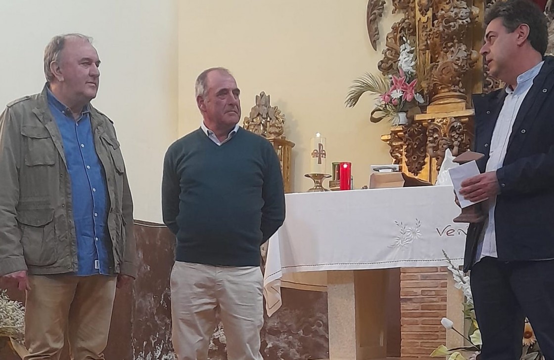 El secretario municipal Pepe Rallego recibe el premio Peirón del Altiplano