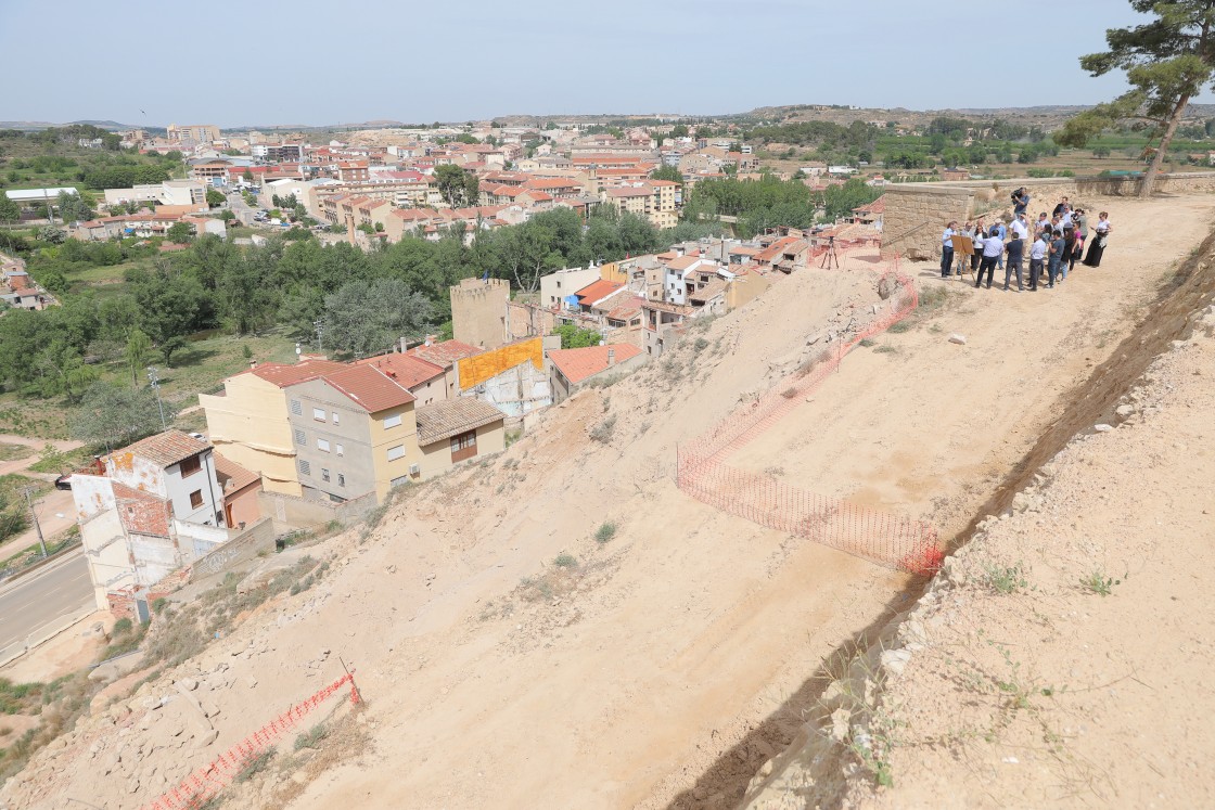 Las obras para consolidar el cerro Pui Pinos de Alcañiz que se derrumbó en 2017 terminarán en otoño