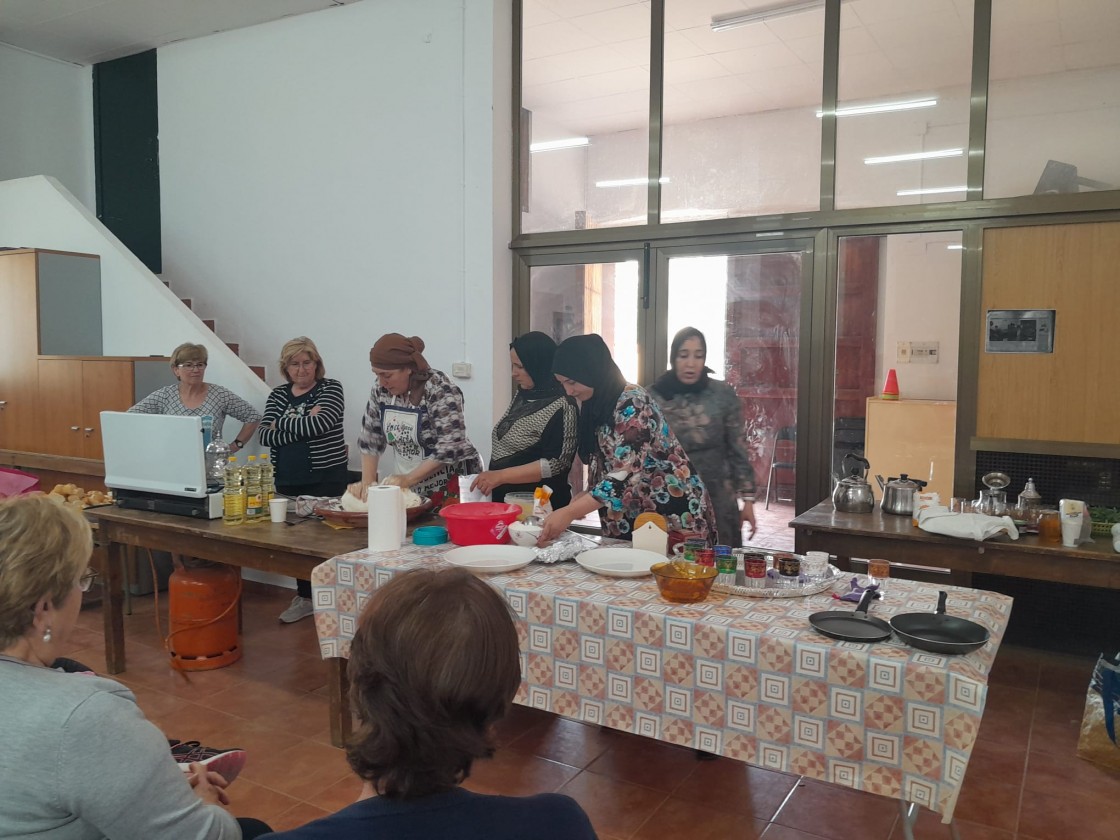 Las mujeres de Berge fusionan cocina española y marroquí en la semana cultural