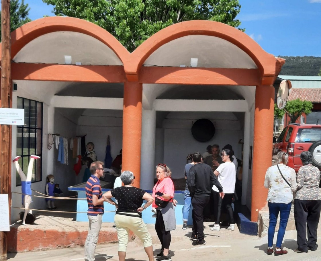 La gente de Alobras da la bienvenida a sus nuevos 'vecinos' en el lavadero rehabilitado