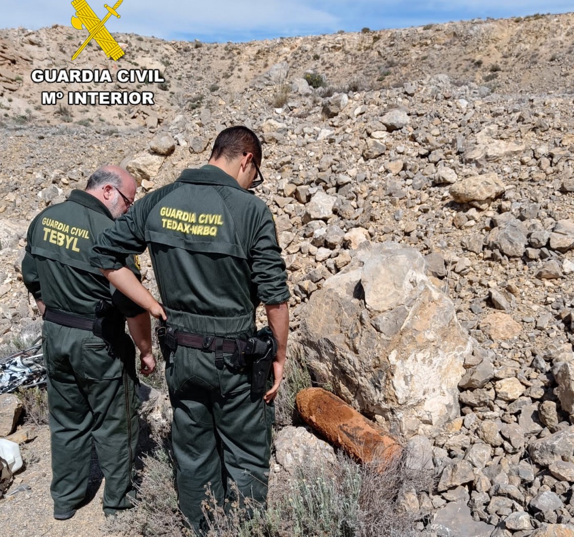 La Guardia Civil retira del casco urbano de Alfambra una bomba de aviación de la guerra civil