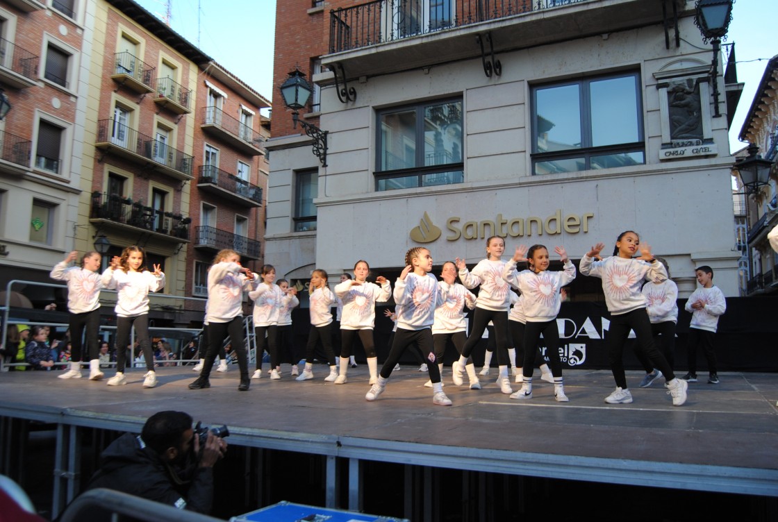 El Torico acogió ayer tarde el Día de la Danza tras el aplazamiento por la lluvia