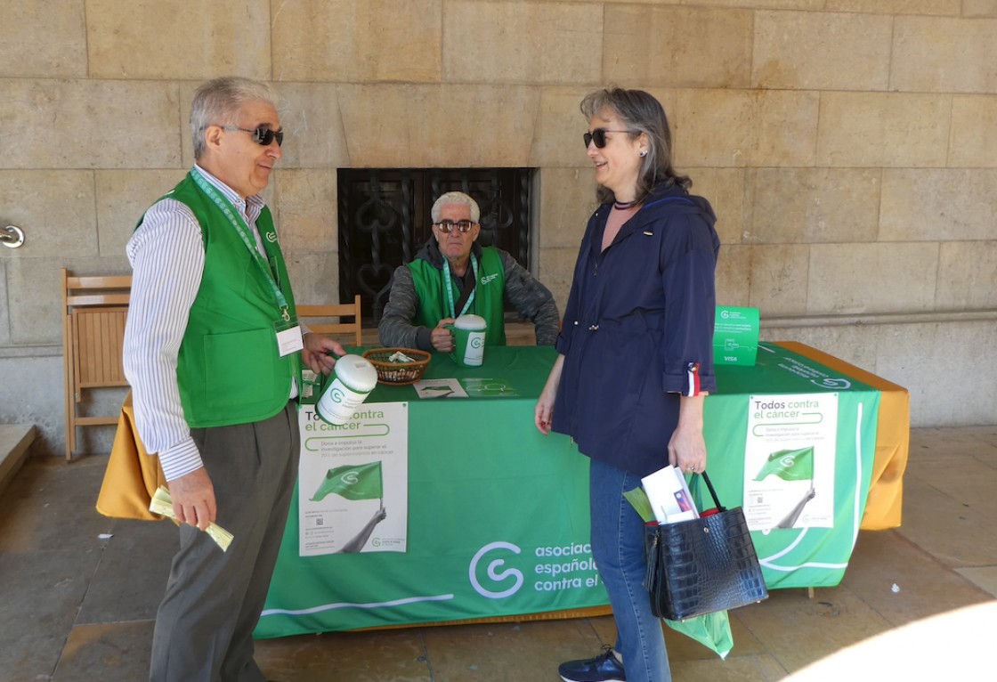 Cuarenta personas voluntarias de la Asociación contra el Cáncer participan en la cuestación de Teruel
