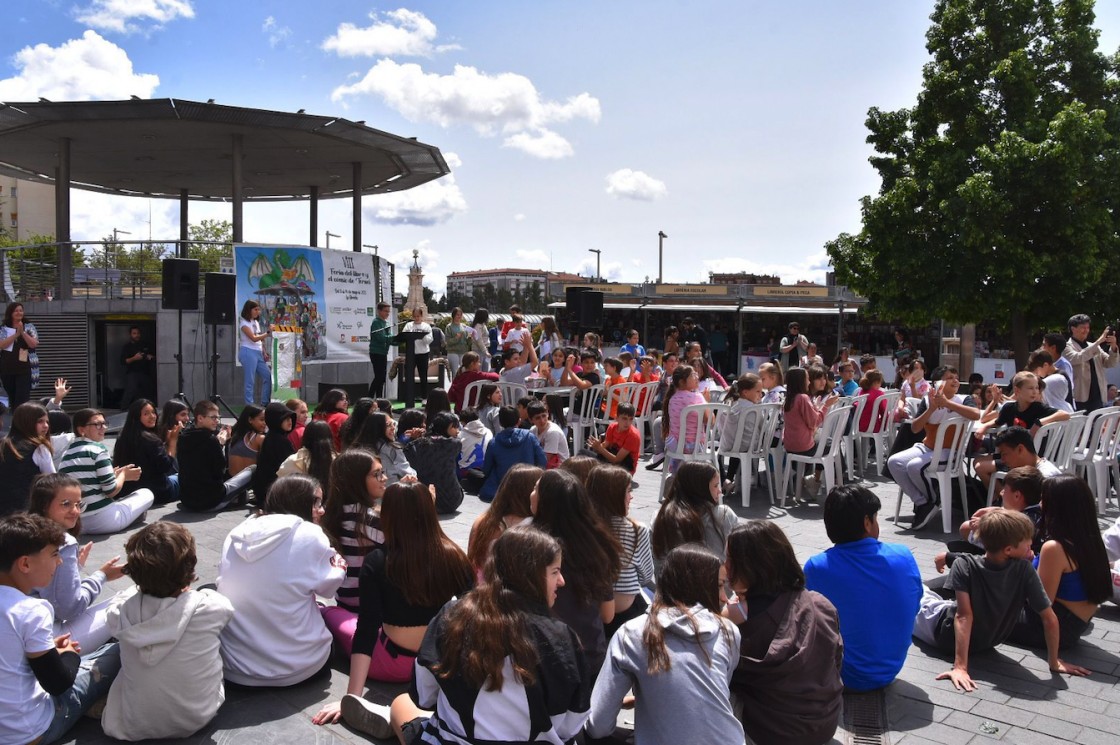 La Feria del Libro de Teruel supera con nota el primer envite de la lluvia