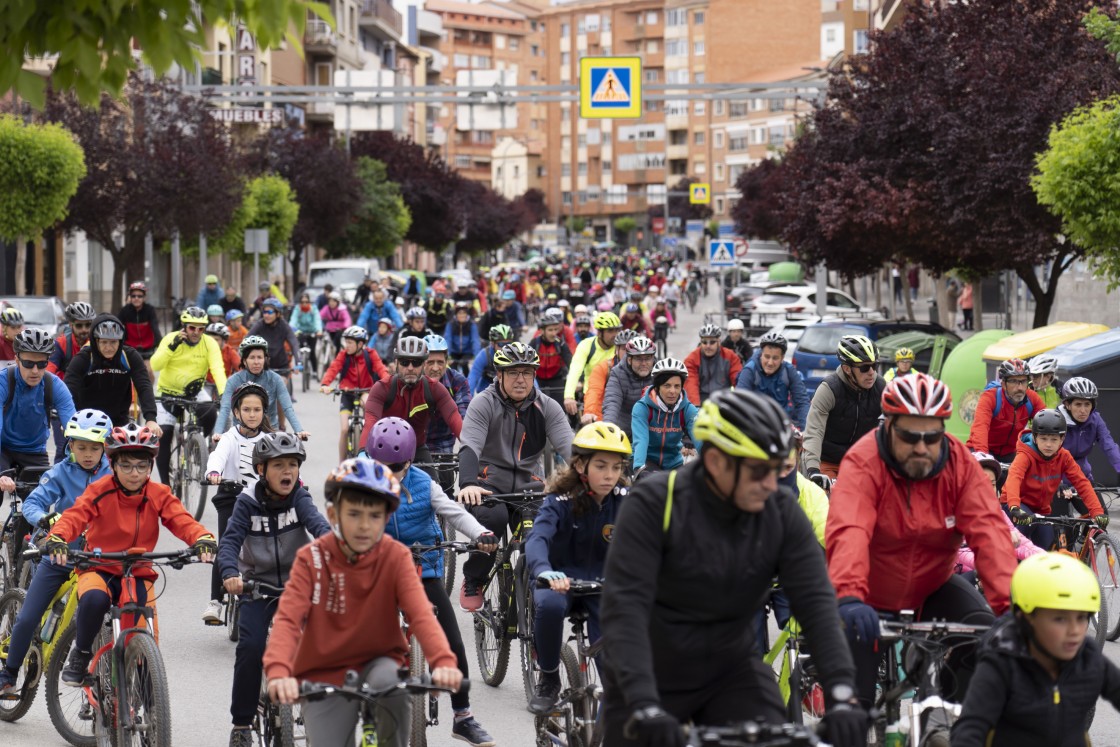 Una marea ciclista vuelve a tomar las principales calles  de la capital turolense
