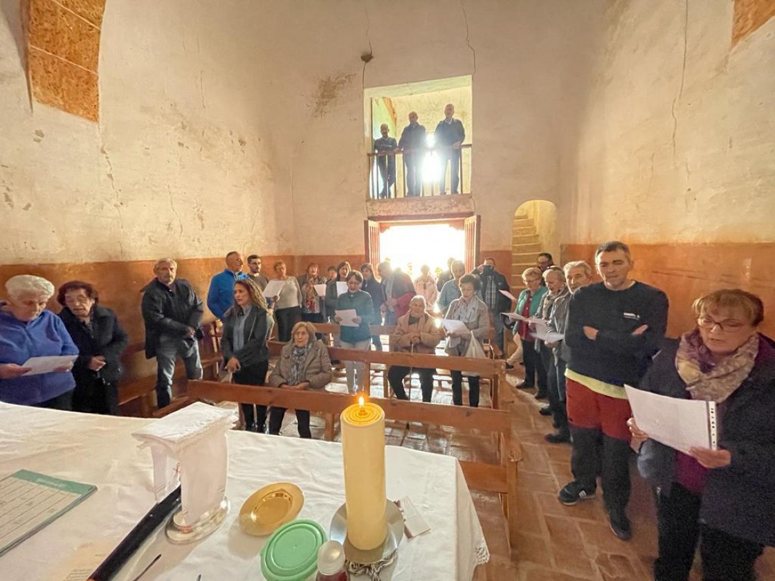 Los vecinos de Monforte de Moyuela suben en romería a la ermita de la Virgen del Pilar para rogar por la lluvia
