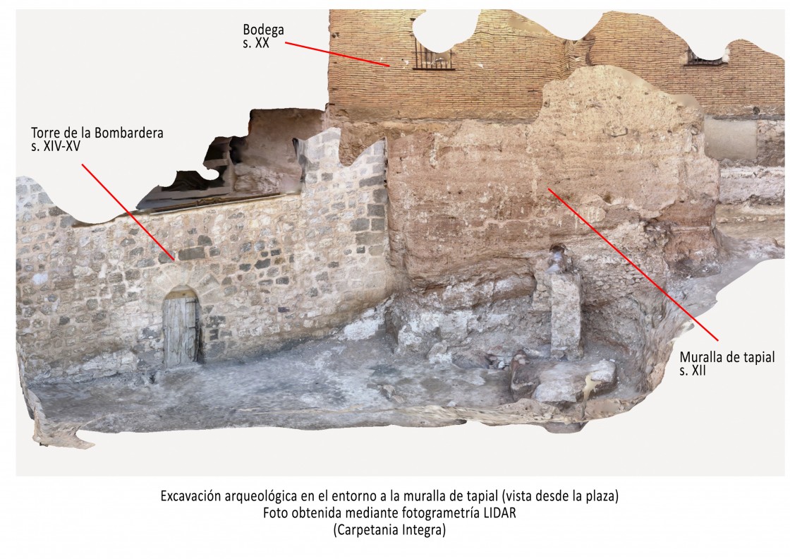 El tapial en restauración de la plaza de la Bombardera de Teruel se levantó en torno al año 1130