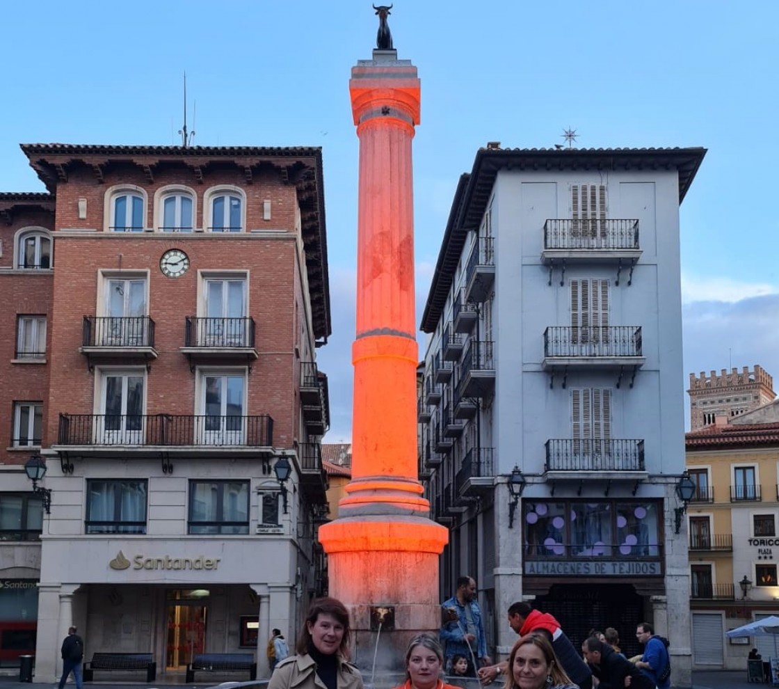 El Torico se tiñe de color naranja para apoyar a los afectados por la esclerosis múltiple