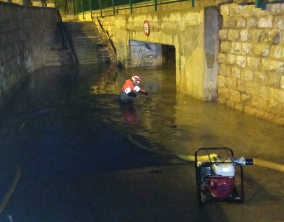 Los bomberos terminan de madrugada el achique del agua bajo los puentes del ferrocarril tras la tormenta del sábado en Teruel