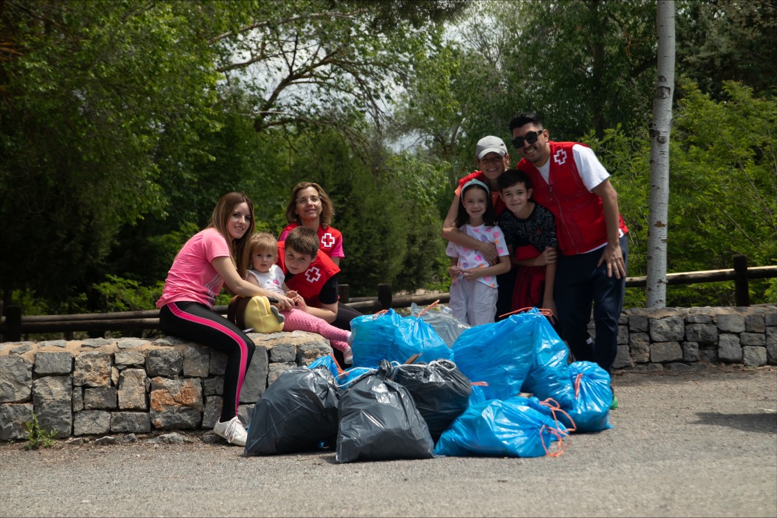 Voluntarios recogen casi 4.400 objetos de plástico en la jornada de limpieza en Fuente Cerrada