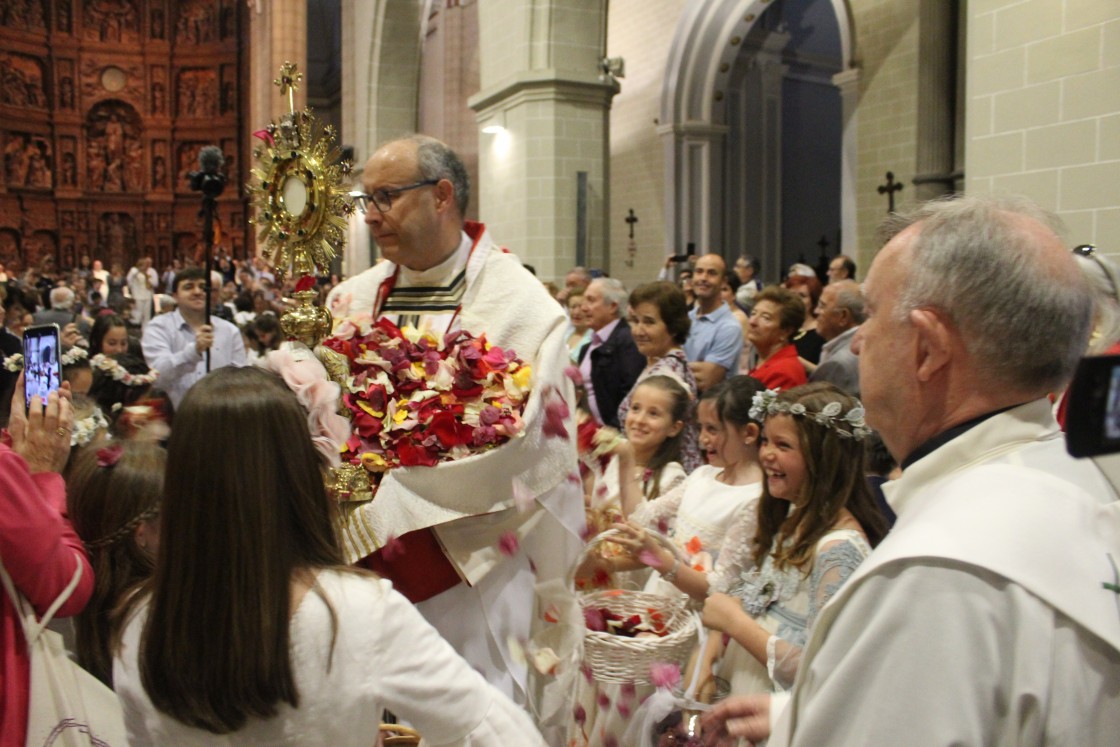 Pétalos de rosa ensalzan la custodia tras suspenderse la procesión del Corpus Christi en la capital