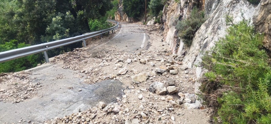 Las fuertes lluvias causan desprendimientos en la carretera hasta Pitarque