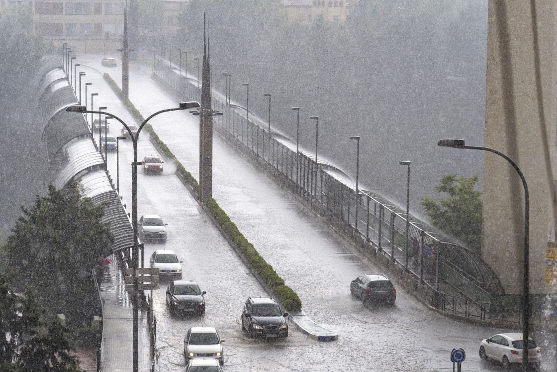 Una fuerte tormenta de agua y granizo causa algunos problemas menores en garajes y alcantarillado en Teruel