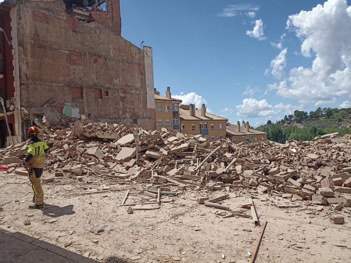 Una unidad canina inspecciona los restos del edificio derrumbado en Teruel para cerciorarse de que no hay víctimas