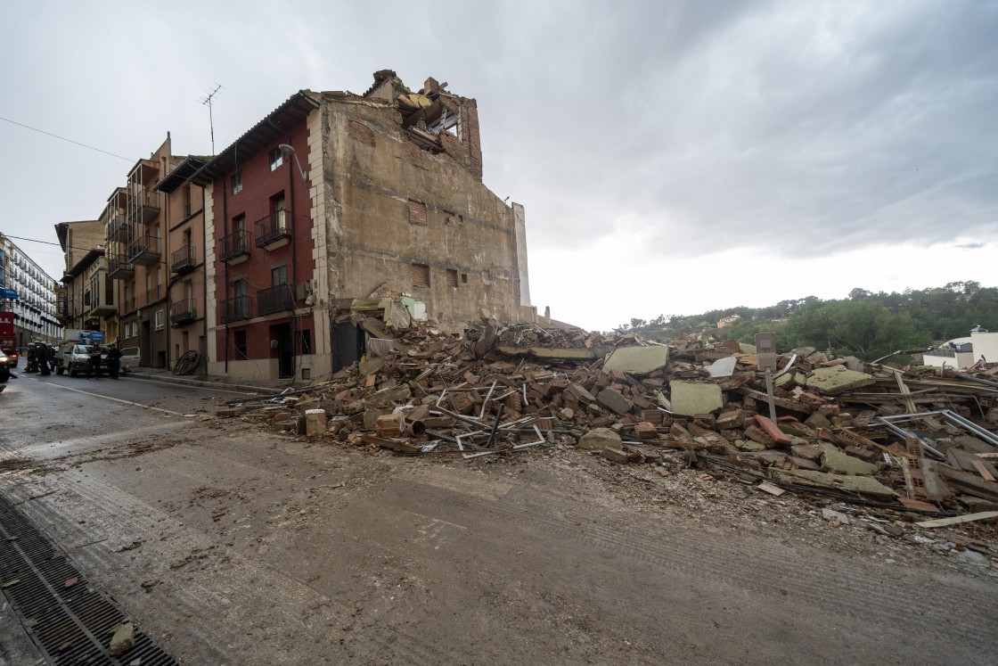 Los bomberos de la Diputación de Teruel tienen previsto a lo largo del día inspeccionar los edificios colindantes al colapsado
