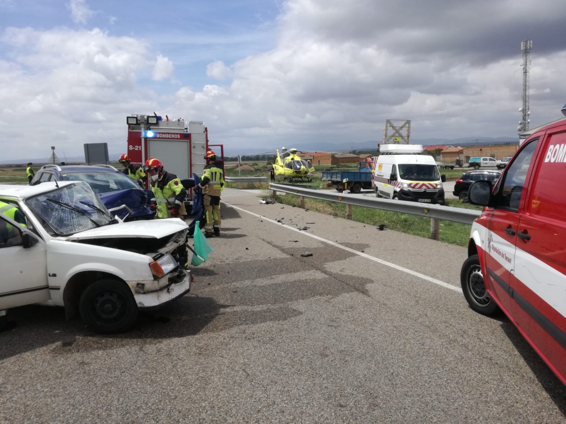 Los bomberos tienen que excarcelar a dos víctimas de sendos accidentes de tráfico en Alcañiz y Caminreal