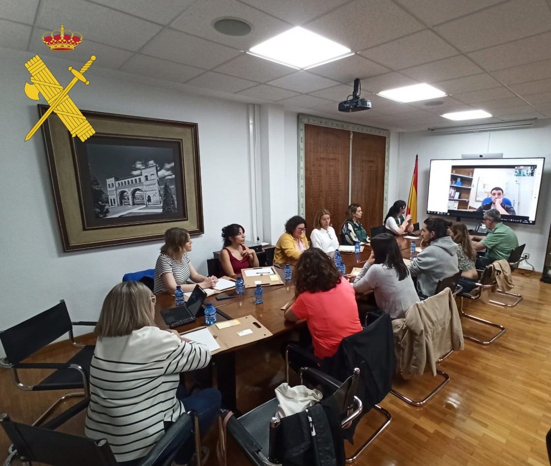 La Guardia Civil de Teruel forma al personal voluntario de los Puntos Violeta de los festivales de verano en la provincia