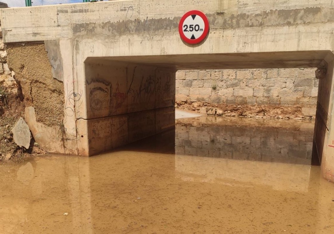 El acceso a la zona recreativa de La Moratilla permanece intransitable por el agua y el lodo