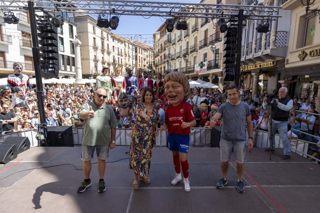 Fiestas del Ángel: Los Gigantes y Cabezudos ponen a prueba las habilidades físicas de los más pequeños