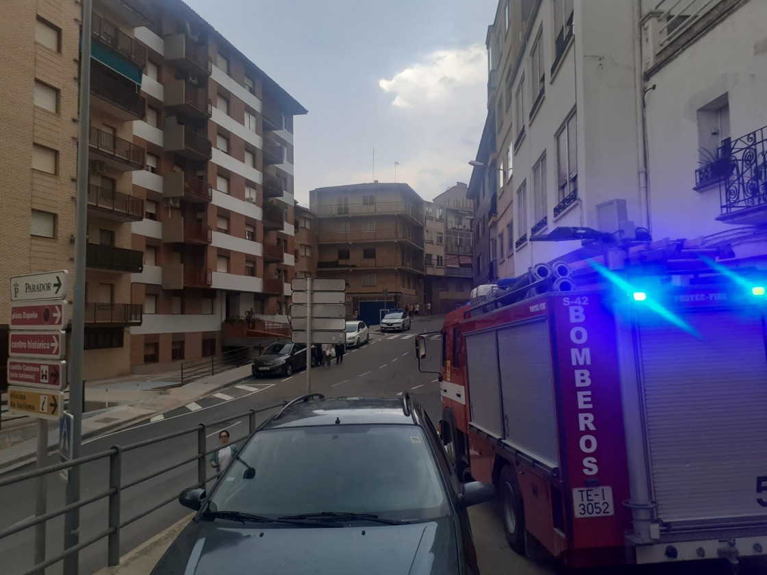 Desalojados por precaución tres bloques con 13 viviendas en la Ronda de Belchite de Alcañiz tras la fuerte tormenta