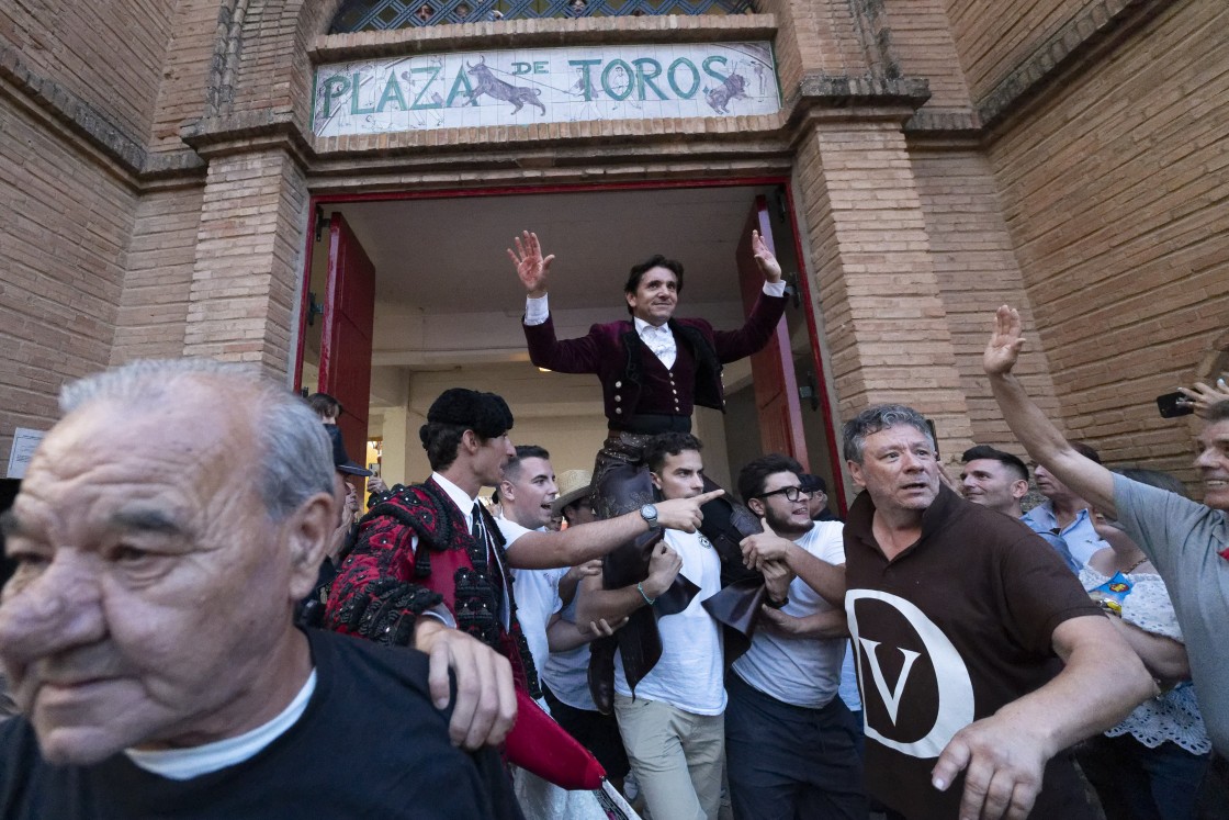 Diego Ventura pasea tres orejas en una tarde de emoción, algo de lluvia y un palco obsoleto y rancio