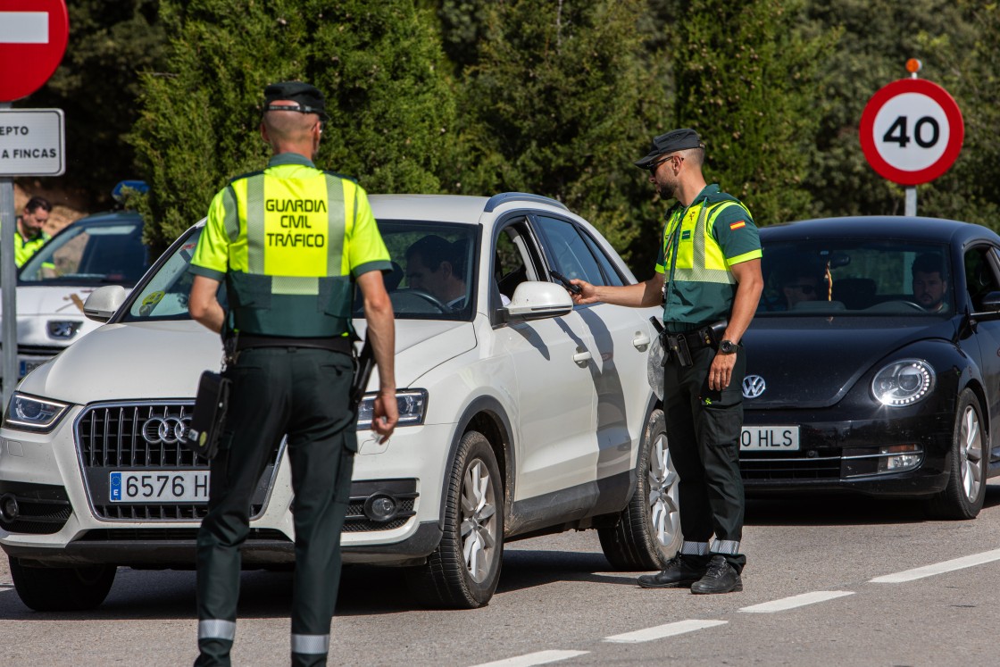 La Guardia Civil detecta casi 200 positivos  por alcohol y drogas en los controles de tráfico
