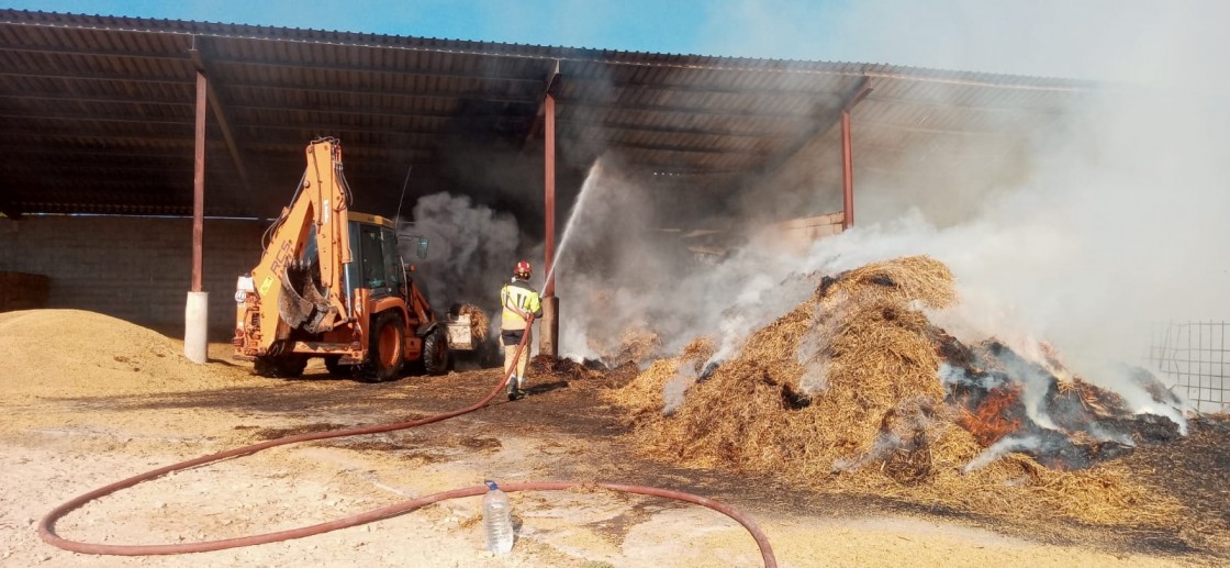 Incendio en una zona de almacenaje de paja y un edificio en una explotación agrícola de La Ginebrosa