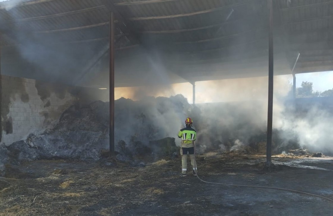 Los bomberos siguen realizando tareas de prevención en el incendio de La Ginebrosa