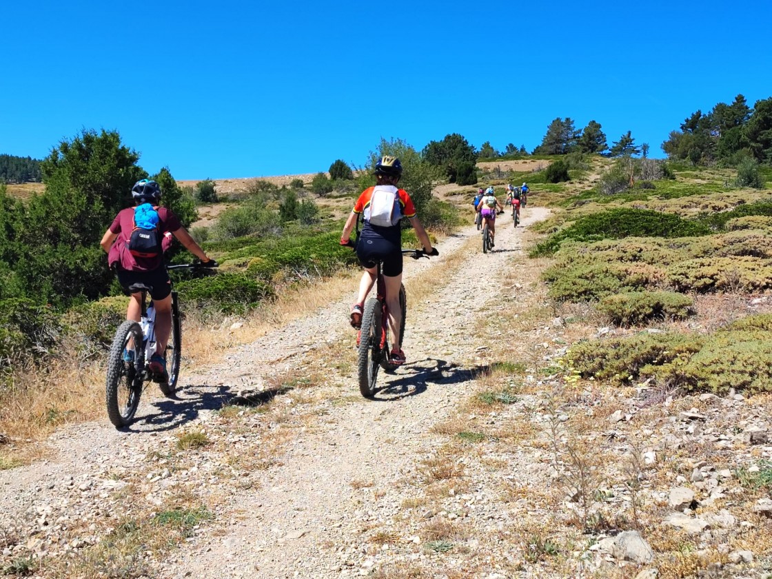 Una agencia de viajes ofrece rutas  para rodar en bici por toda la comarca Gúdar-Javalambre