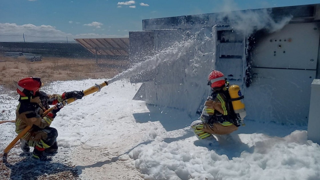 Los bomberos apagan un incendio en una planta de placas fotovoltaicas entre  Samper de Calanda y Castelnou