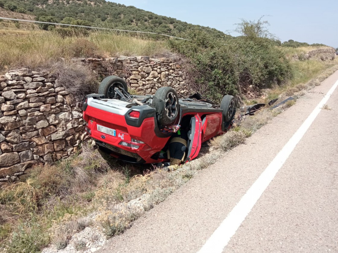 Una persona herida en un accidente en la carretera entre Cantavieja y Mirambel al salirse el vehículo de la vía