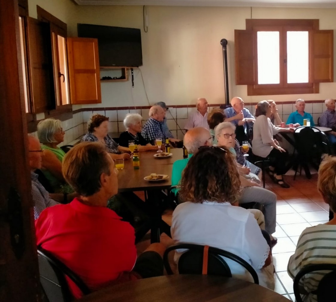 Los vecinos de más edad de Peracense comparten café, costumbres y recuerdos