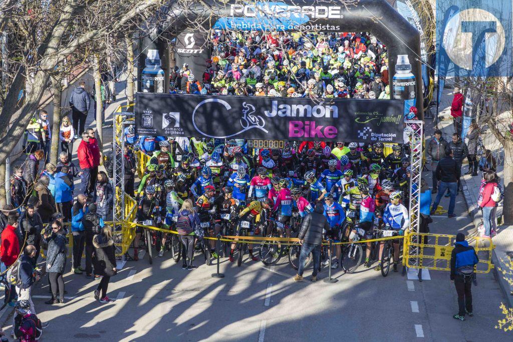 Más de 400 ciclistas se citan en otra edición de la Jamón Bike