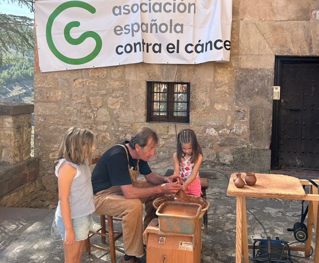 Doscientas personas manchan sus manos de barro para luchar contra el cáncer en Albarracín