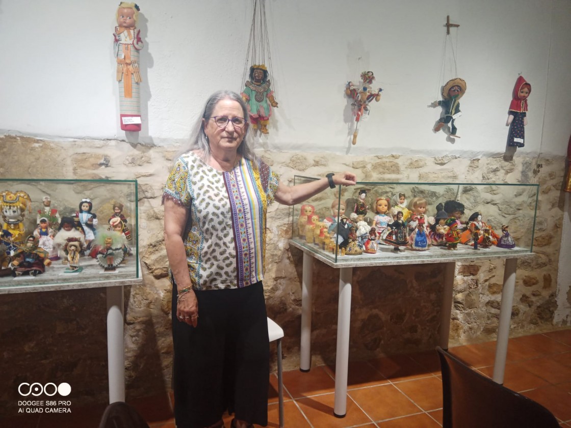 Montse Peñalver comparte su colección de 650 muñecas con los vecinos  y turistas de Mirambel
