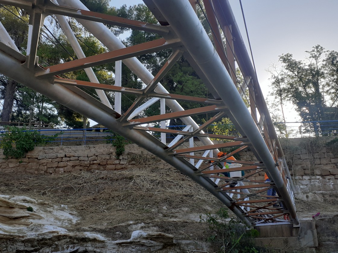 El Ayuntamiento de Alcañiz mejora las dos pasarelas sobre el río más cercanas al coso taurino