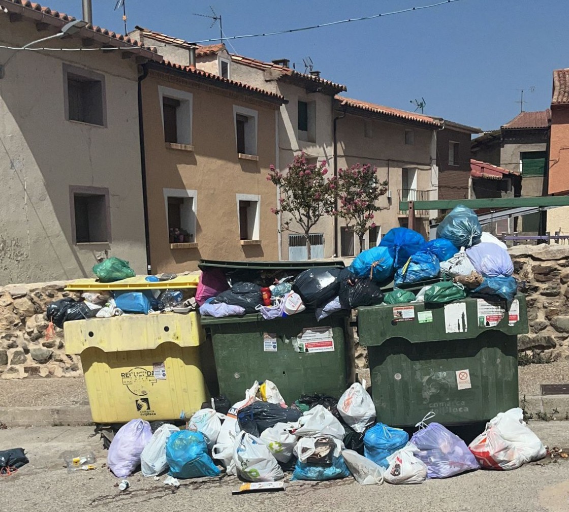 El PSOE advierte de una posible emergencia sanitaria por la basura acumulada durante la huelga en Calamocha