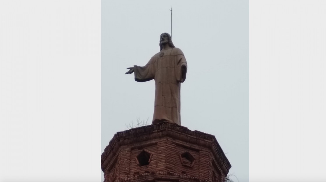 El fuerte viento mutila la imagen del Sagrado Corazon en Muniesa