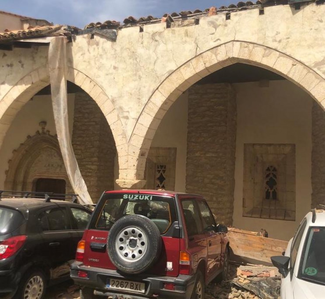 Se hunde un tramo de 15 metros de alero de la iglesia de San Miguel de Cantavieja