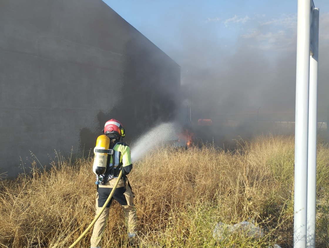 Los bomberos apagan un incendio de neumáticos de tractor junto a una nave agrícola en Monreal
