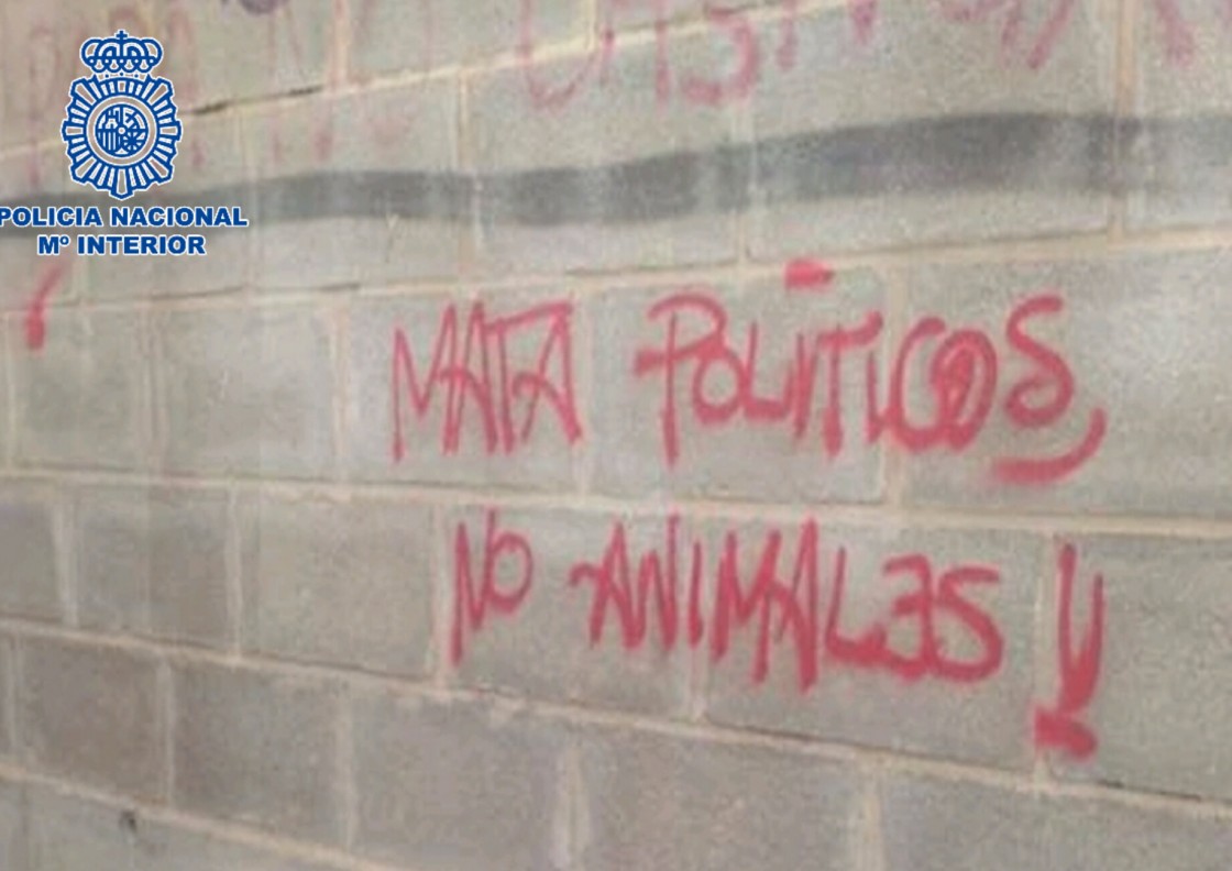 Detenida una joven por pintar más de cien grafitis en Teruel y se le acusa de dos delitos de odio por algunos mensajes