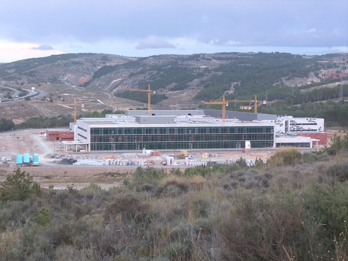 Los nuevos hospitales que se están construyendo en Teruel y Alcañiz  no abrirán sus puertas hasta 2025